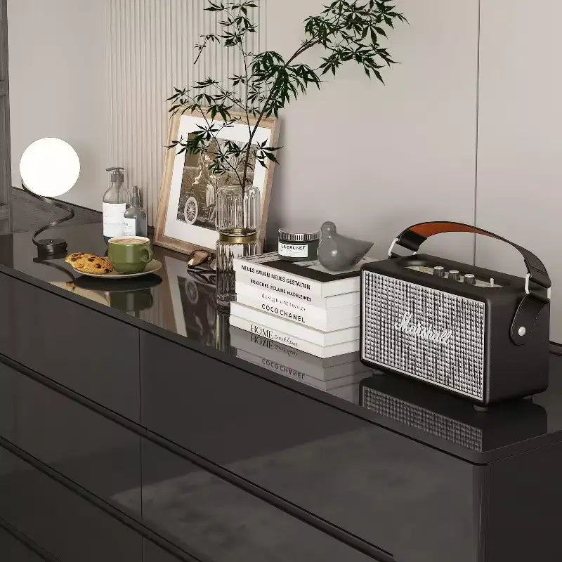 Commode moderne 8 tiroirs avec éclairage LED intégré, finition brillante et polyvalence multi-pièces, Meuble de rangement, Organisateur élégant pour la maison