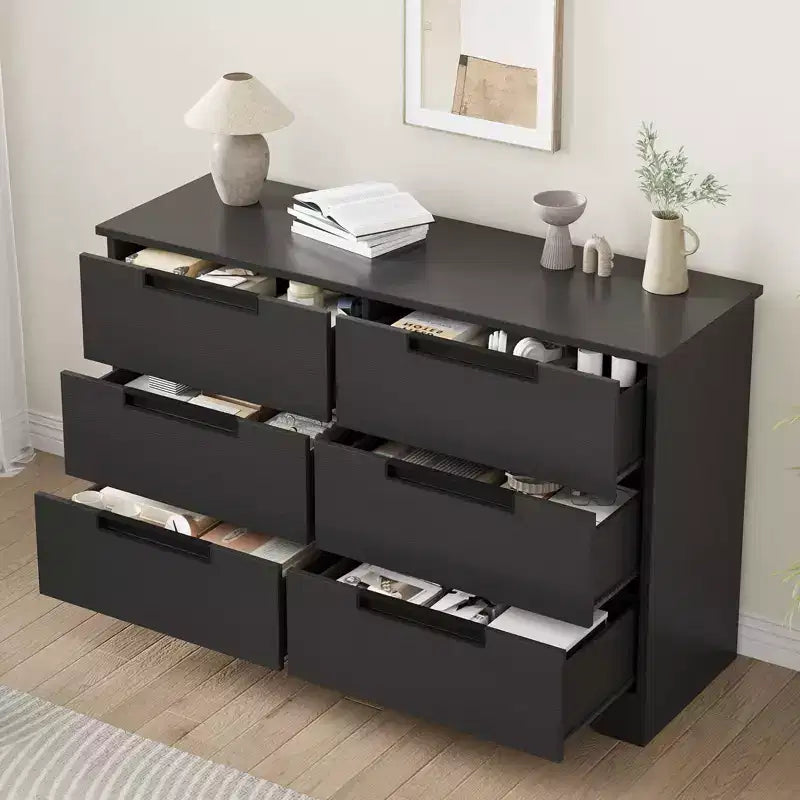 Commode six tiroirs à poignées intégrées, une unité de rangement compacte et peu encombrante, idéale pour les salons et les couloirs.