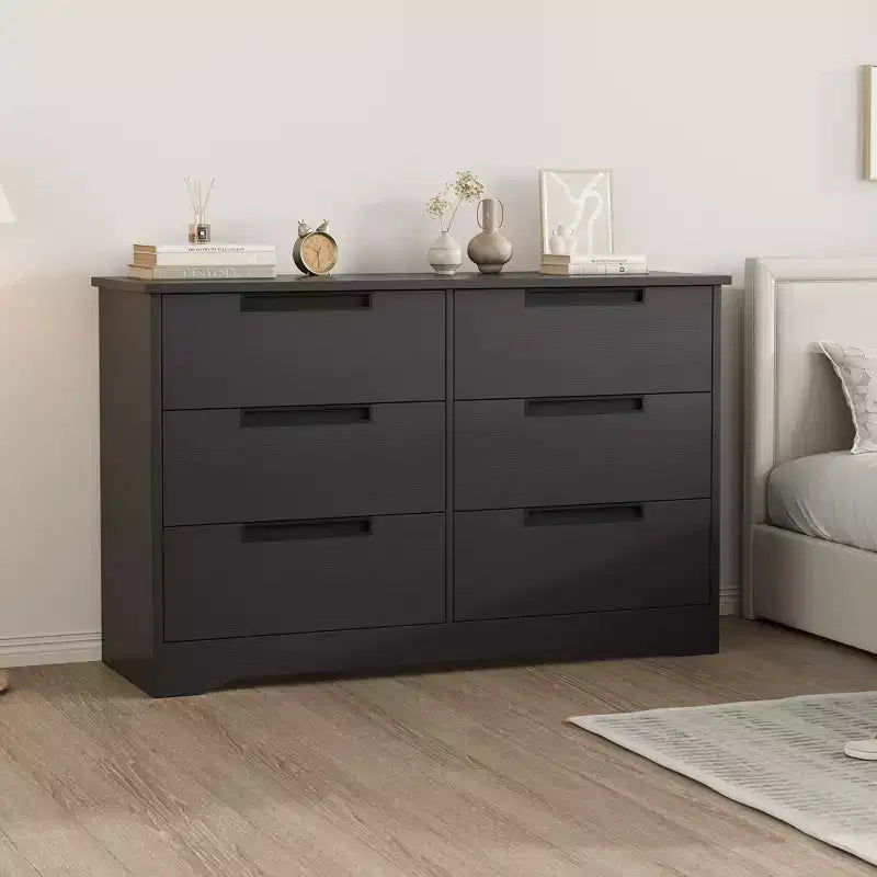 Commode six tiroirs à poignées intégrées, une unité de rangement compacte et peu encombrante, idéale pour les salons et les couloirs.