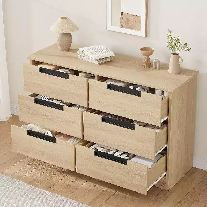 Commode six tiroirs à poignées intégrées, une unité de rangement compacte et peu encombrante, idéale pour les salons et les couloirs.