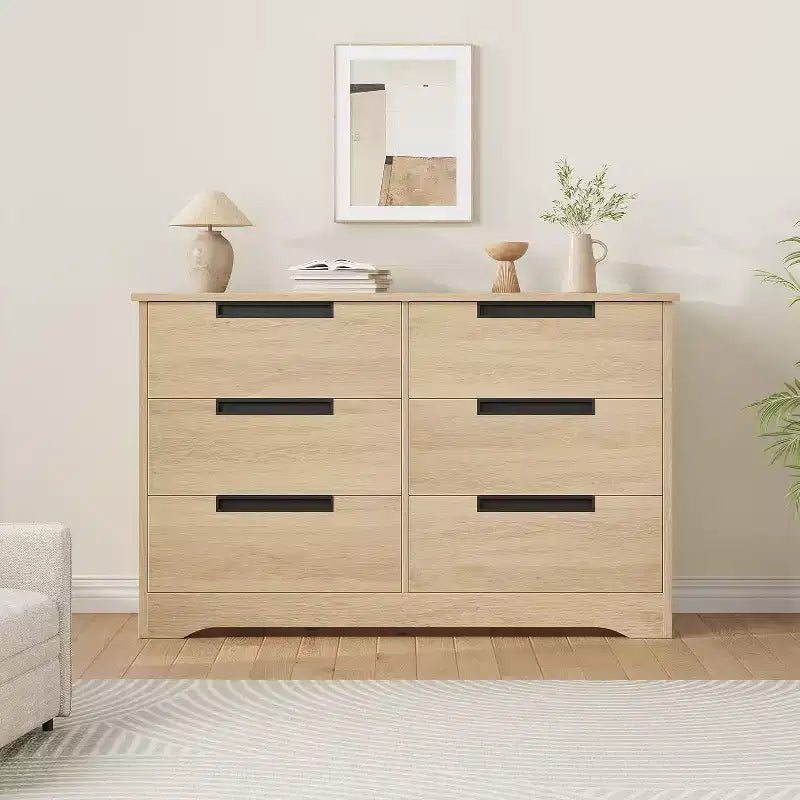 Commode six tiroirs à poignées intégrées, une unité de rangement compacte et peu encombrante, idéale pour les salons et les couloirs.