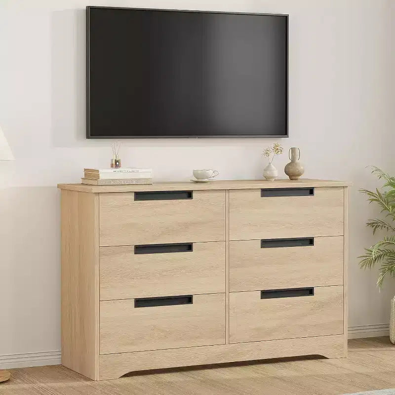 Commode six tiroirs à poignées intégrées, une unité de rangement compacte et peu encombrante, idéale pour les salons et les couloirs.