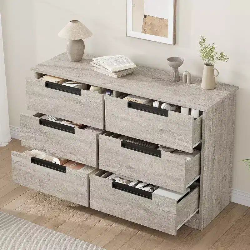 Commode six tiroirs à poignées intégrées, une unité de rangement compacte et peu encombrante, idéale pour les salons et les couloirs.