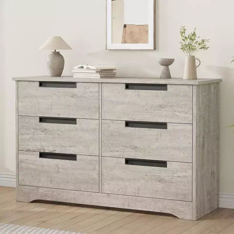 Commode six tiroirs à poignées intégrées, une unité de rangement compacte et peu encombrante, idéale pour les salons et les couloirs.