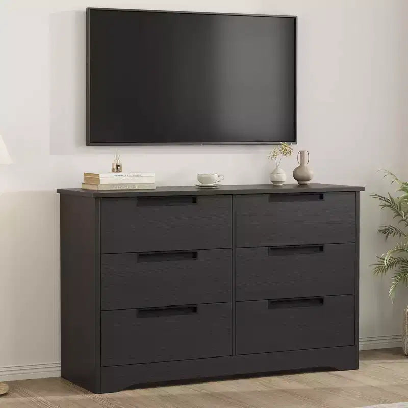 Commode six tiroirs à poignées intégrées, une unité de rangement compacte et peu encombrante, idéale pour les salons et les couloirs.