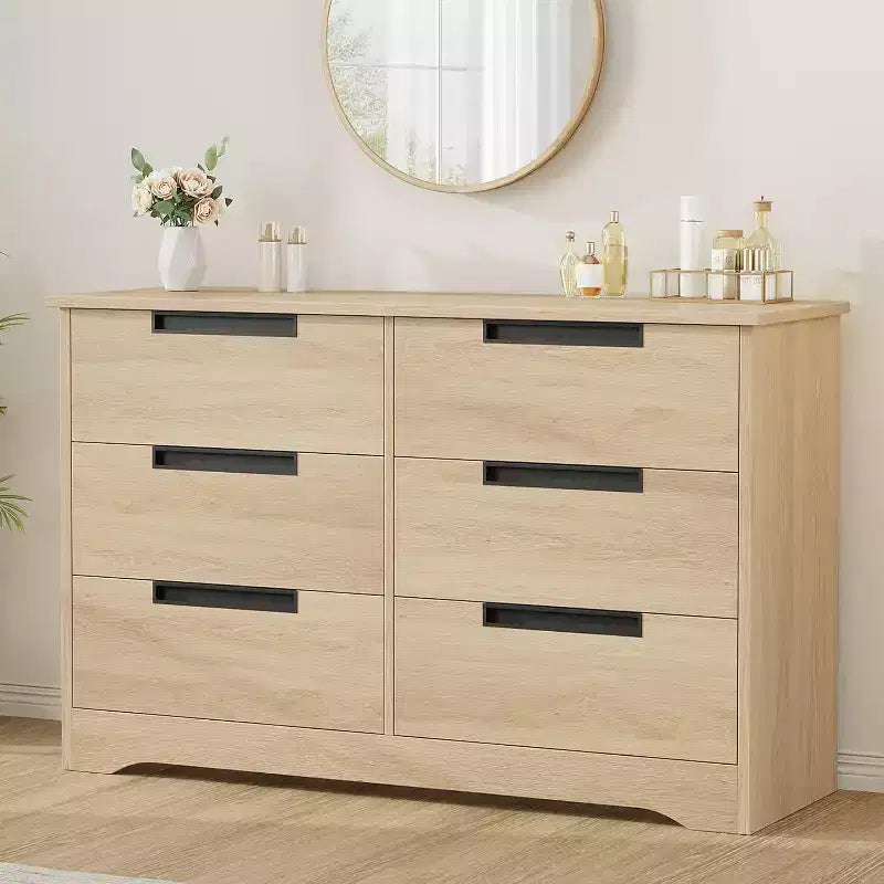 Commode six tiroirs à poignées intégrées, une unité de rangement compacte et peu encombrante, idéale pour les salons et les couloirs.