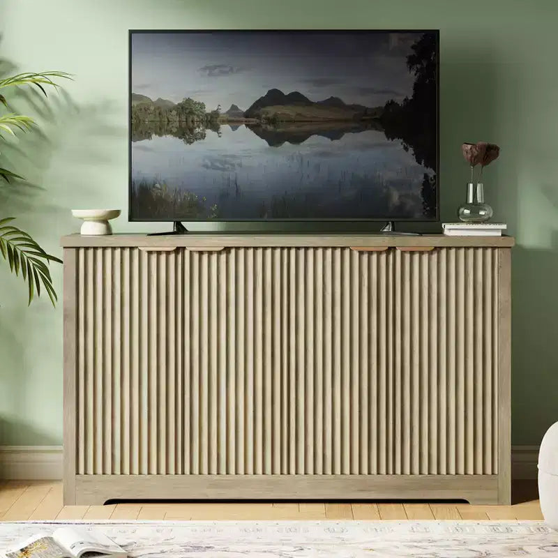 Buffet de rangement décoratif moderne avec détails rainurés, doté de portes et d'étagères. Fabriqué en bois, idéal pour les salons, les entrées