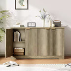 Buffet de rangement décoratif moderne avec détails rainurés, doté de portes et d'étagères. Fabriqué en bois, idéal pour les salons, les entrées