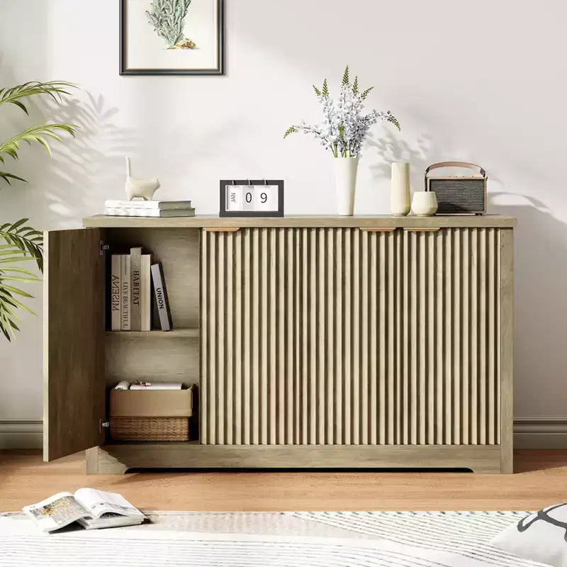 Buffet de rangement décoratif moderne avec détails rainurés, doté de portes et d'étagères. Fabriqué en bois, idéal pour les salons, les entrées