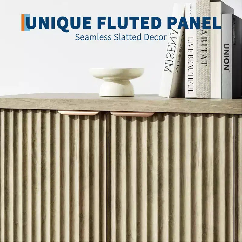 Buffet de rangement décoratif moderne avec détails rainurés, doté de portes et d'étagères. Fabriqué en bois, idéal pour les salons, les entrées