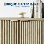 Buffet de rangement décoratif moderne avec détails rainurés, doté de portes et d'étagères. Fabriqué en bois, idéal pour les salons, les entrées