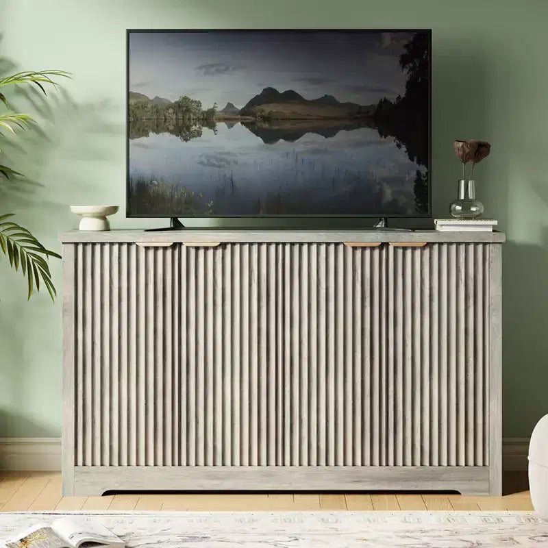 Buffet de rangement décoratif moderne avec détails rainurés, doté de portes et d'étagères. Fabriqué en bois, idéal pour les salons, les entrées