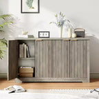 Buffet de rangement décoratif moderne avec détails rainurés, doté de portes et d'étagères. Fabriqué en bois, idéal pour les salons, les entrées