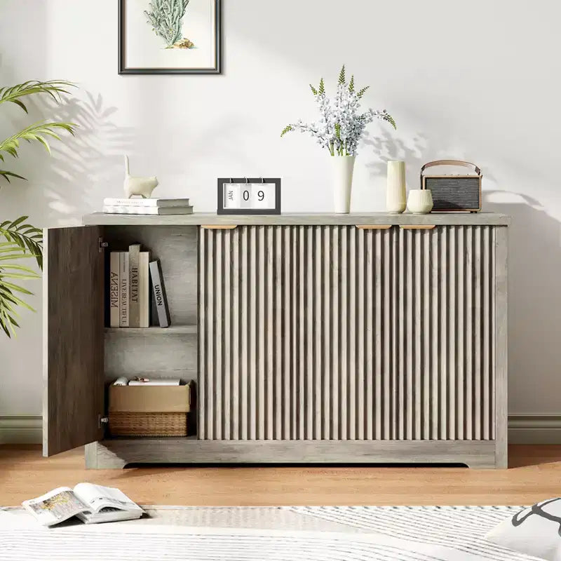 Buffet de rangement décoratif moderne avec détails rainurés, doté de portes et d'étagères. Fabriqué en bois, idéal pour les salons, les entrées