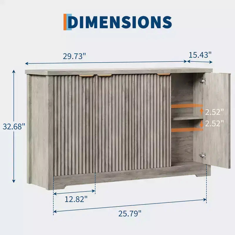 Buffet de rangement décoratif moderne avec détails rainurés, doté de portes et d'étagères. Fabriqué en bois, idéal pour les salons, les entrées
