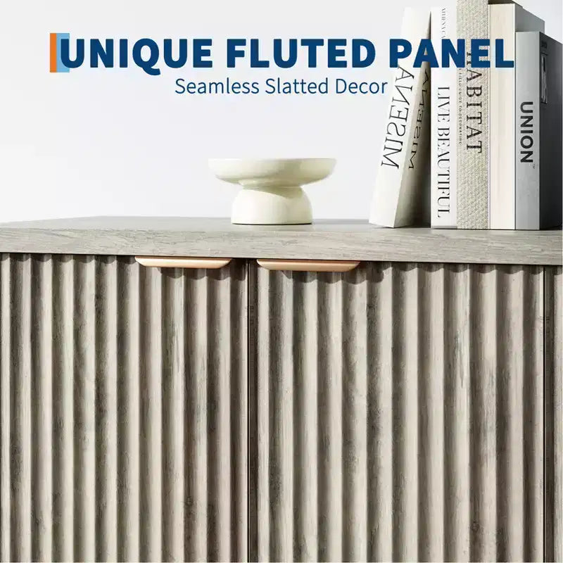 Buffet de rangement décoratif moderne avec détails rainurés, doté de portes et d'étagères. Fabriqué en bois, idéal pour les salons, les entrées
