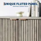Buffet de rangement décoratif moderne avec détails rainurés, doté de portes et d'étagères. Fabriqué en bois, idéal pour les salons, les entrées