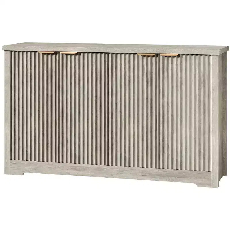Buffet de rangement décoratif moderne avec détails rainurés, doté de portes et d'étagères. Fabriqué en bois, idéal pour les salons, les entrées