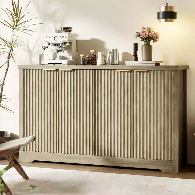 Buffet de rangement décoratif moderne avec détails rainurés, doté de portes et d'étagères. Fabriqué en bois, idéal pour les salons, les entrées